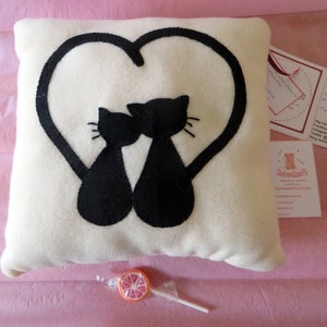 Black cats throw pillow, in fleece, and felt, handmade, love gift zdjęcie 9
