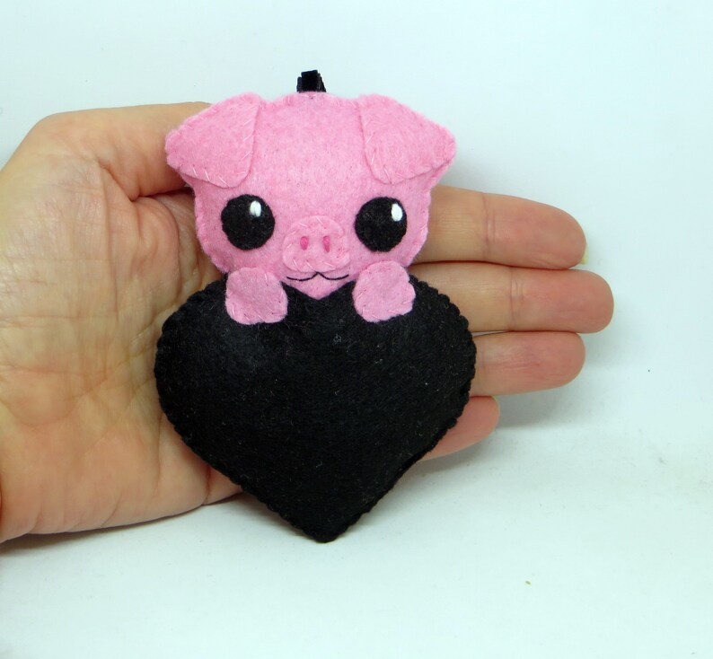 Peluche cochon, cadeau d'amour, mignon, dans un coeur, en feutrine, fait main, à suspendre Noir