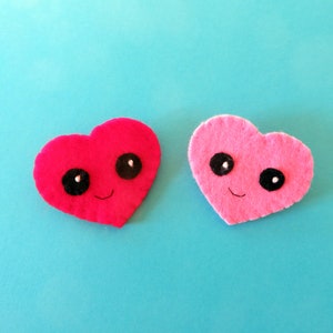 Broche coeur rouge ou rose avec de grands yeux noirs, et une bouche souriante, en feutrine, fait main, made in France.