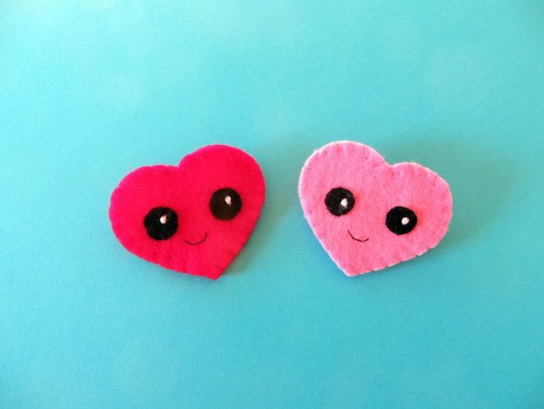 Broche coeur rouge ou rose avec de grands yeux noirs, et une bouche souriante, en feutrine, fait main, made in France.