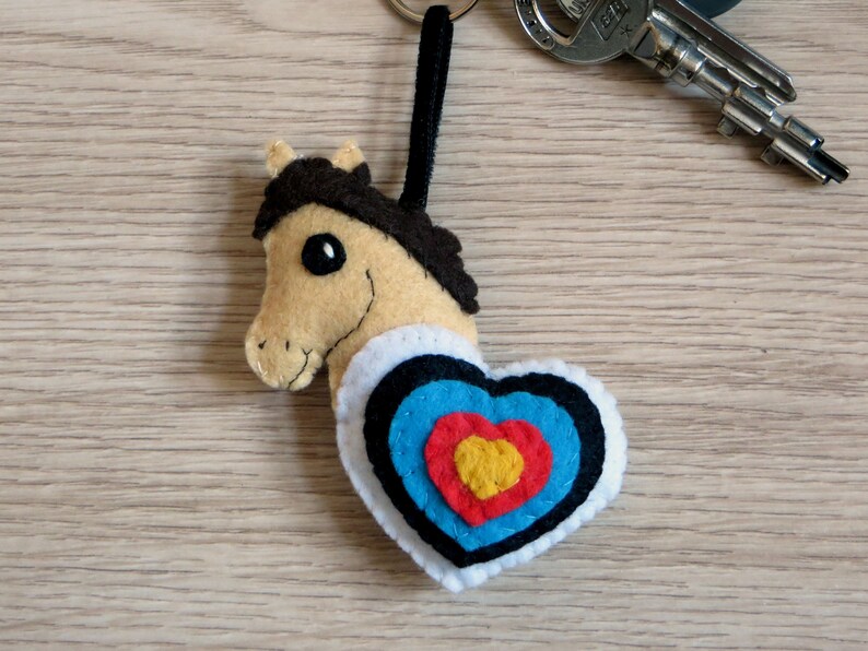 cheval en feutrine, dans une cible de tir a l arc en forme de coeur, porte-clef pour archer