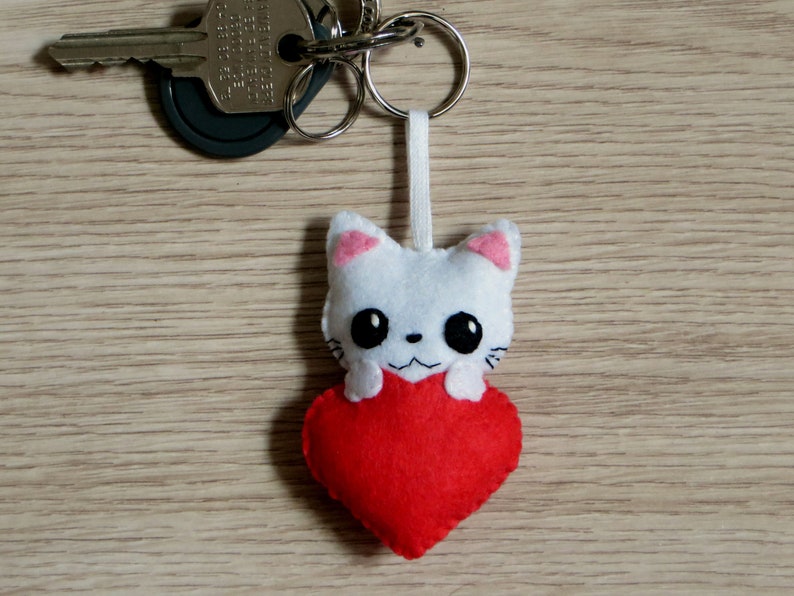 Porte clé chat, mignon, dans un coeur, en feutrine, fait main, cadeau amoureux image 3