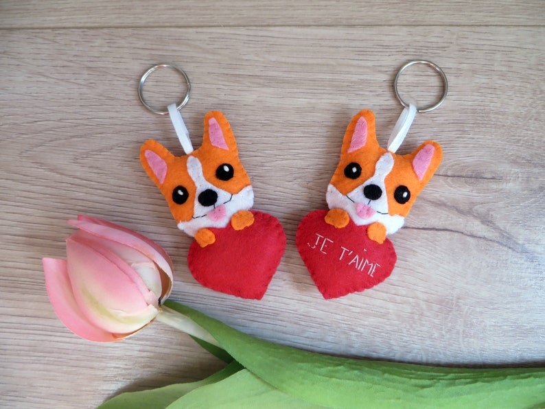 porte-clef chien corgi, orange et blanc, dans un coeur rouge, uni ou brodé je t aime, en feutrine, cadeau de saint valentin