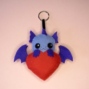 Peluche dragon, kawaii, dans un coeur rouge, en feutrine, fait main, creature fantastique, cadeau d'amour image 2