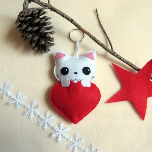 Peluche chat blanc dans un coeur rouge, en feutrine, kawaii, avec de grands yeux noirs, fait main