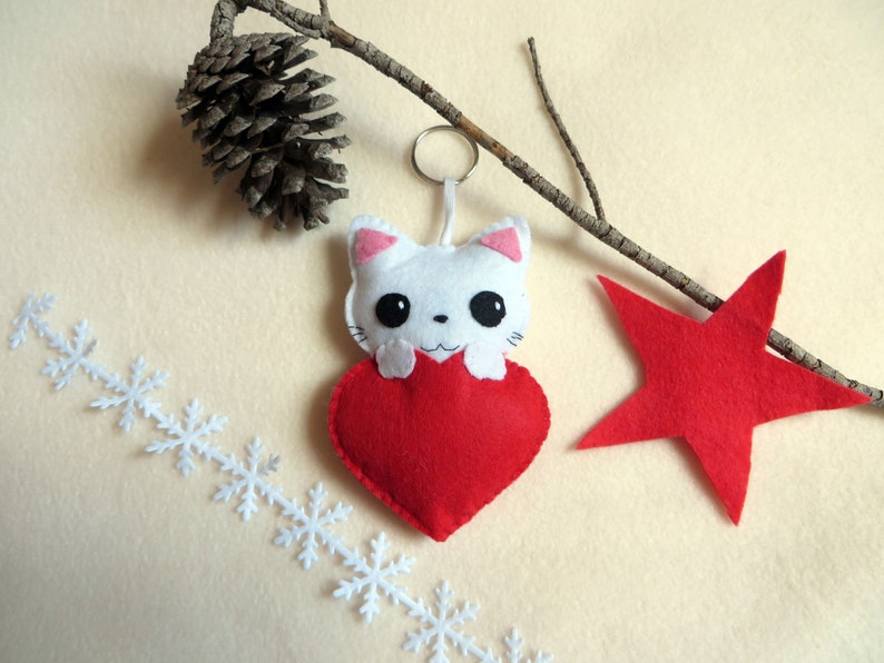 Peluche chat blanc dans un coeur rouge, en feutrine, kawaii, avec de grands yeux noirs, fait main