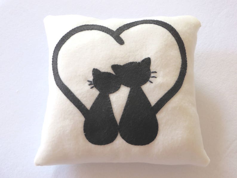 Black cats throw pillow, in fleece, and felt, handmade, love gift zdjęcie 6