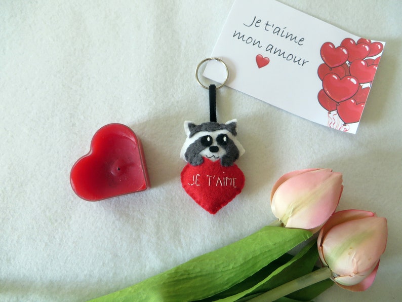 porte-clef raton-laveur dans un coeur rouge brode je t aime, en feutrine, cadeau de saint valentin