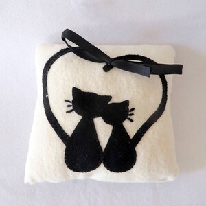 Coussin d'alliances chat, noir et ivoire, pour mariage romantique, fait main, en polaire et feutrine, cadeau de mariage image 6