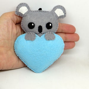 Peluche koala, dans un coeur, en feutrine, à suspendre, fait main, cadeau amoureux Bleu