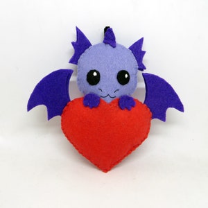 Peluche dragon, kawaii, dans un coeur rouge, en feutrine, fait main, creature fantastique, cadeau d'amour image 5