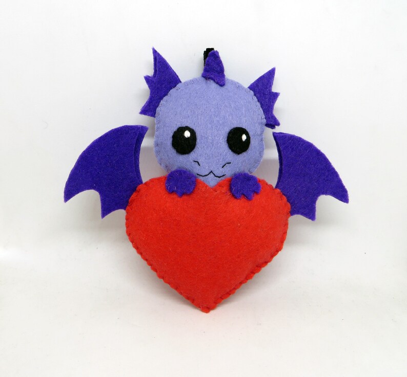 Peluche dragon, kawaii, dans un coeur rouge, en feutrine, fait main, creature fantastique, cadeau d'amour image 5