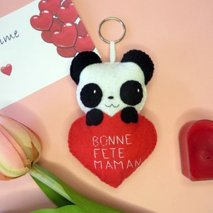 peluche panda dans un coeur rouge,  brodé bonne fete maman, a suspendre, cadeau fete des meres