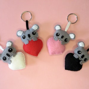 Porte clé koala dans un coeur, peluche kawaii, en feutrine, fait main, idée cadeau pour la fête des mères image 2