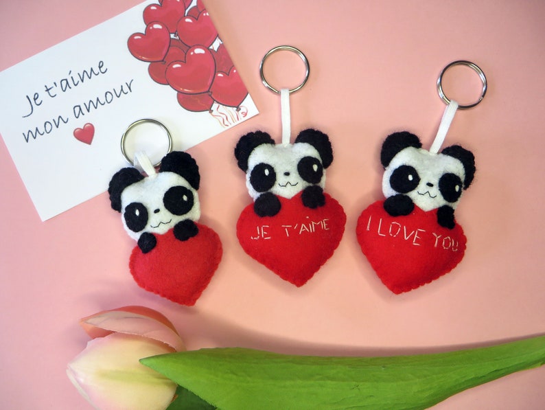 porte-clefs pandas dans un coeur rouge soit uni, soit brodé je t aime, soit brodé I love you, cadeau de saint valentin