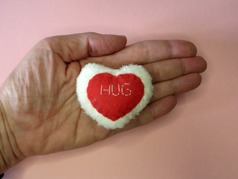 Pocket hug, heart plush in polar fleece , small gift for women, with hug embroidery, thinking of you gift imagem 3