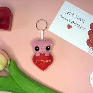 porte-clef cochon dans un coeur rouge brodé je t aime, cadeau de saint valentin