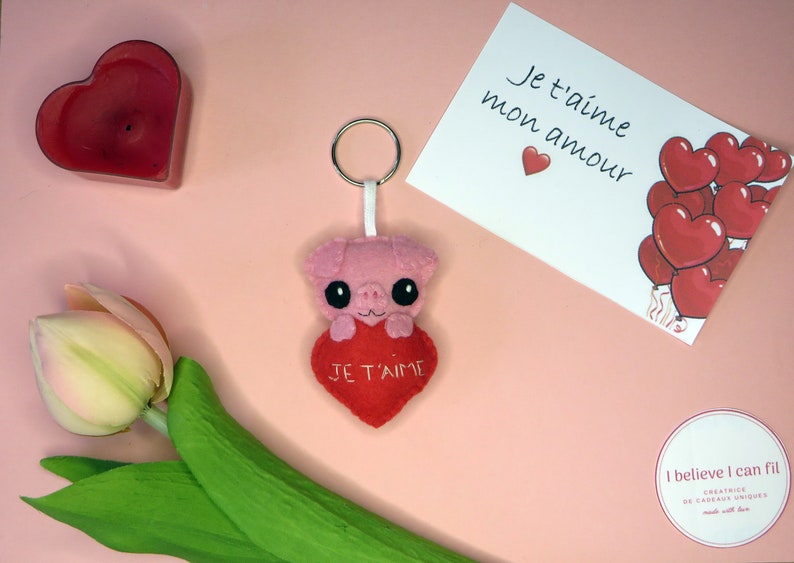 porte-clef cochon dans un coeur rouge brodé je t aime, cadeau de saint valentin