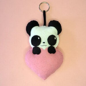 Peluche panda kawaii dans un coeur, en feutrine, à suspendre, fait main, cadeau de fête des mères image 3