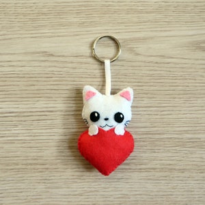 Porte clé chat personnalisé, dans un coeur, en feutrine, fait main, cadeau fête des mères chat blanc