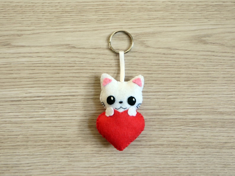 Porte clé chat personnalisé, dans un coeur, en feutrine, fait main, cadeau fête des mères chat blanc