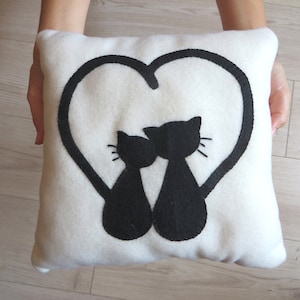 coussin decoratif chats amoureux noirs, dans un coeur, en polaire et feutrine