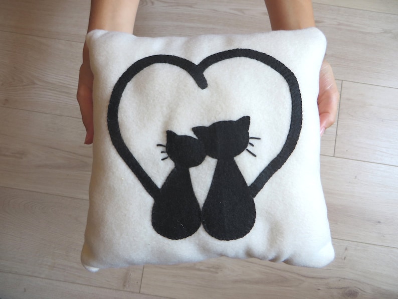 coussin decoratif chats amoureux noirs, dans un coeur, en polaire et feutrine