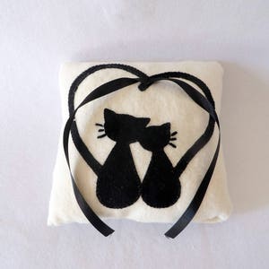 Coussin d'alliances chat, noir et ivoire, pour mariage romantique, fait main, en polaire et feutrine, cadeau de mariage image 5