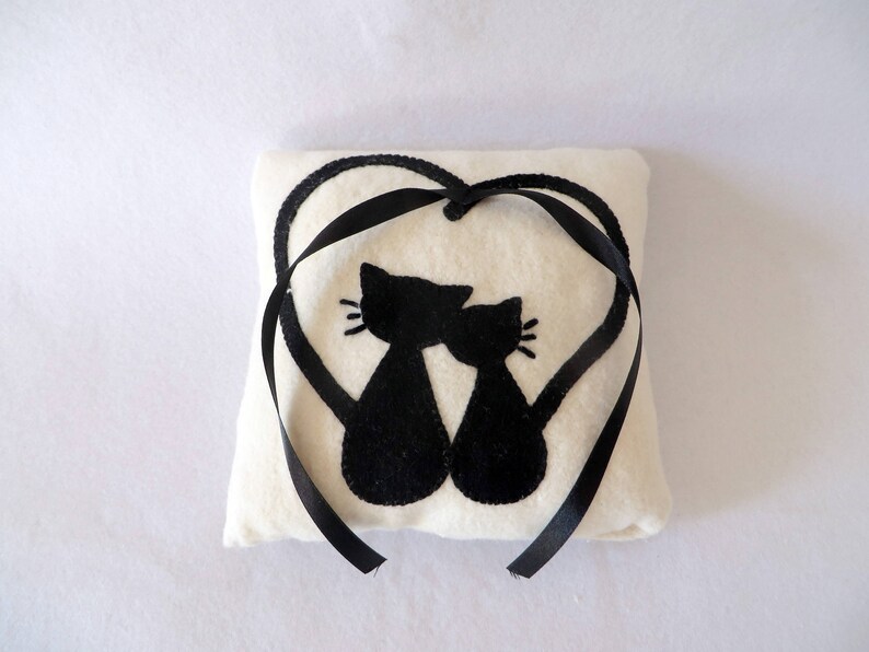 Coussin d'alliances chat, noir et ivoire, pour mariage romantique, fait main, en polaire et feutrine, cadeau de mariage image 5