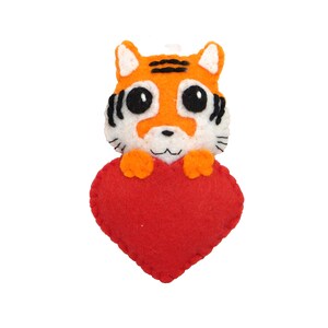 Porte clé tigre dans un coeur, accessoire kawaii, cadeau d'amour, mignonnerie à offrir, en feutrine, fait main image 5