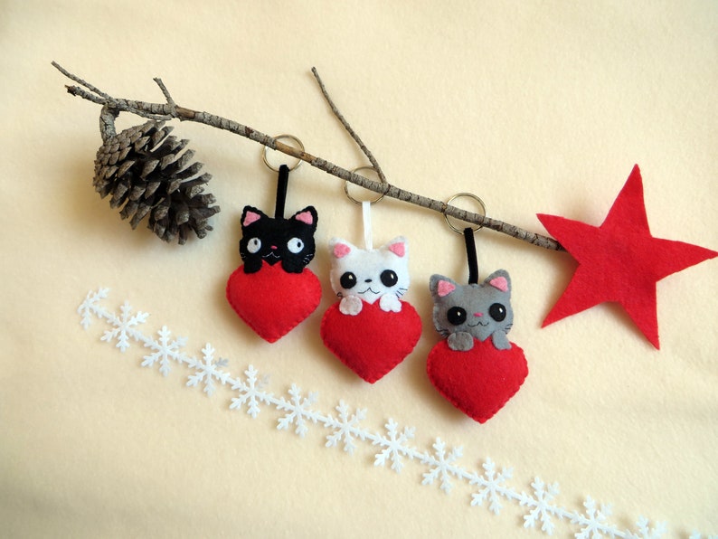 Porte-clefs chats noir, gris ou blanc, dans un coeur rouge, en feutrine, cadeau de noel