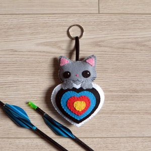 Chat gris kawaii dans une cible en forme de coeur, decoration de carquois