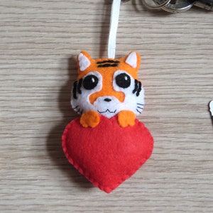 Porte clé tigre dans un coeur, accessoire kawaii, cadeau d'amour, mignonnerie à offrir, en feutrine, fait main coeur rouge