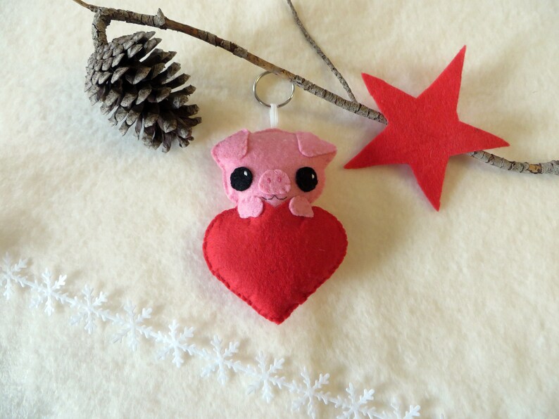 Peluche cochon rose dans un coeur rouge, en feutrine, à offrir pour Noël