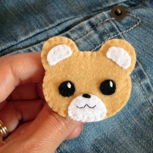 Broche ours kawaii beige et blanc, avec de grands yeux noirs, en feutrine, cousu main