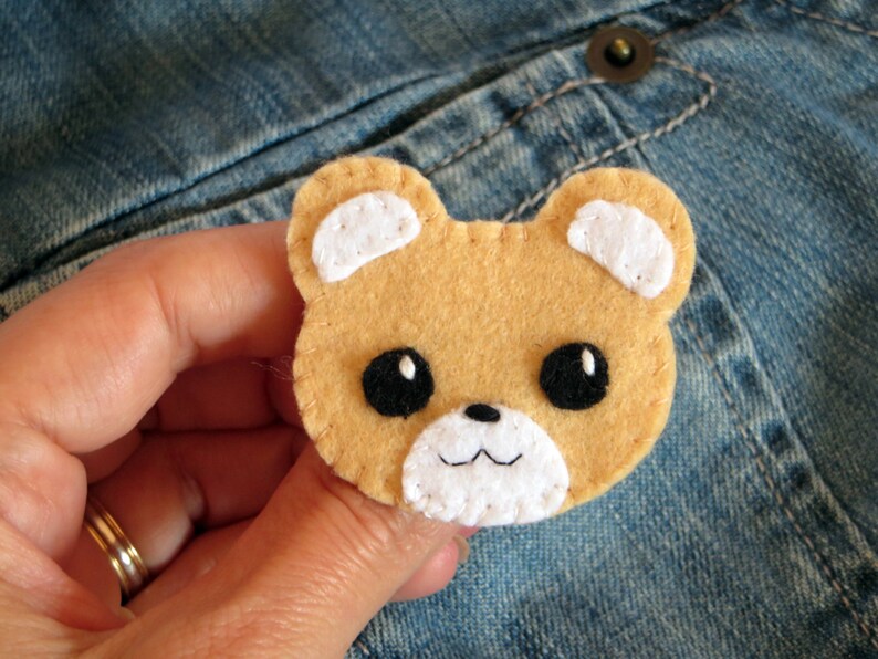 Broche ours kawaii beige et blanc, avec de grands yeux noirs, en feutrine, cousu main