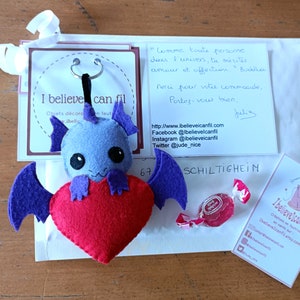 Peluche dragon, kawaii, dans un coeur rouge, en feutrine, fait main, creature fantastique, cadeau d'amour image 9