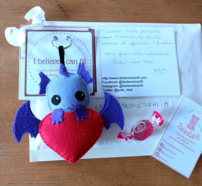 Peluche dragon, kawaii, dans un coeur rouge, en feutrine, fait main, creature fantastique, cadeau d'amour image 9