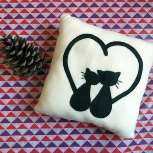 Coussin en polaire ivoire avec applique feutrine chats noirs amoureux