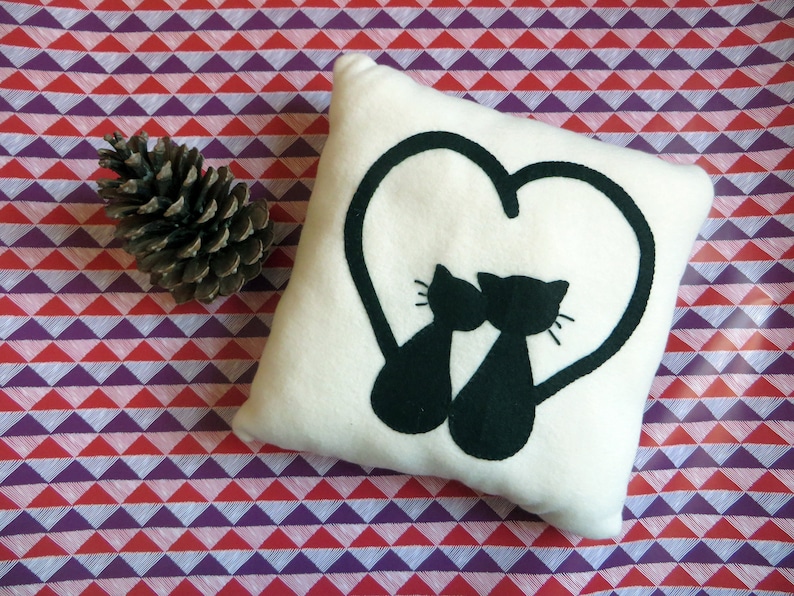 Coussin en polaire ivoire avec applique feutrine chats noirs amoureux