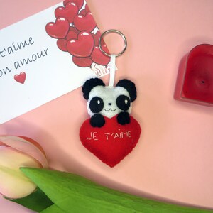 Porte clé panda, mignon, dans un coeur, en feutrine, fait main, cadeau fête des mères Je t'aime