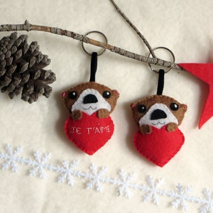 Porte-clef loutre dans un coeur rouge brodé je t aime a offrir pour Noël