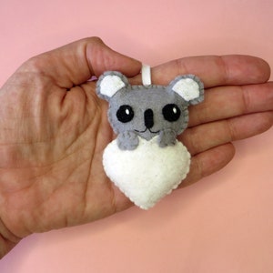 Porte clé koala dans un coeur, peluche kawaii, en feutrine, fait main, idée cadeau pour la fête des mères Ivoire