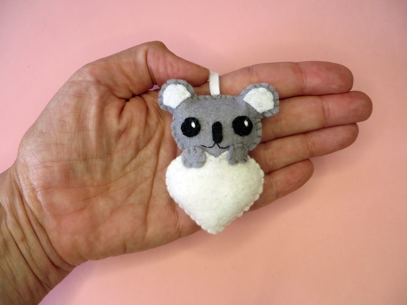 Porte clé koala dans un coeur, peluche kawaii, en feutrine, fait main, idée cadeau pour la fête des mères Ivoire