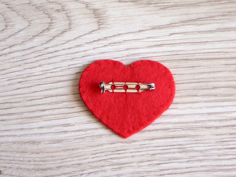 Broche coeur rouge ou rose, en feutrine, kawaii, fait main, petit cadeau pour dire je t'aime image 5