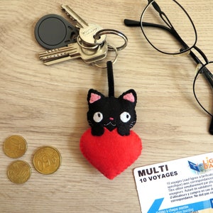 Porte clé chat personnalisé, dans un coeur, en feutrine, fait main, cadeau fête des mères chat noir