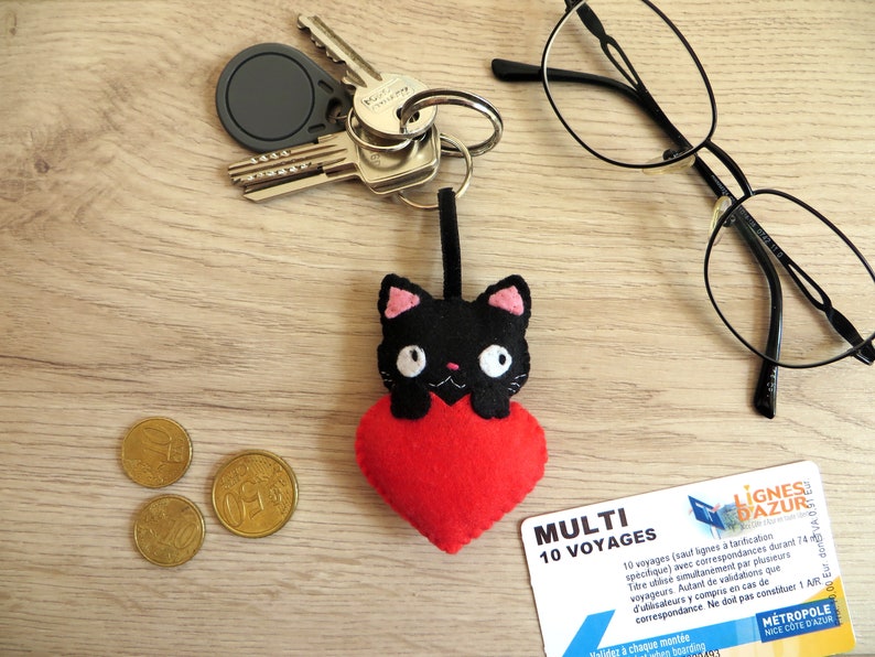 Porte clé chat personnalisé, dans un coeur, en feutrine, fait main, cadeau fête des mères chat noir