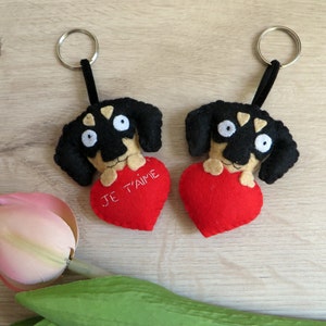 Porte-clef chien teckel, noir et beige, dans un coeur rouge uni ou brodé je t aime, en feutrine, fait main, cadeau de saint valentin