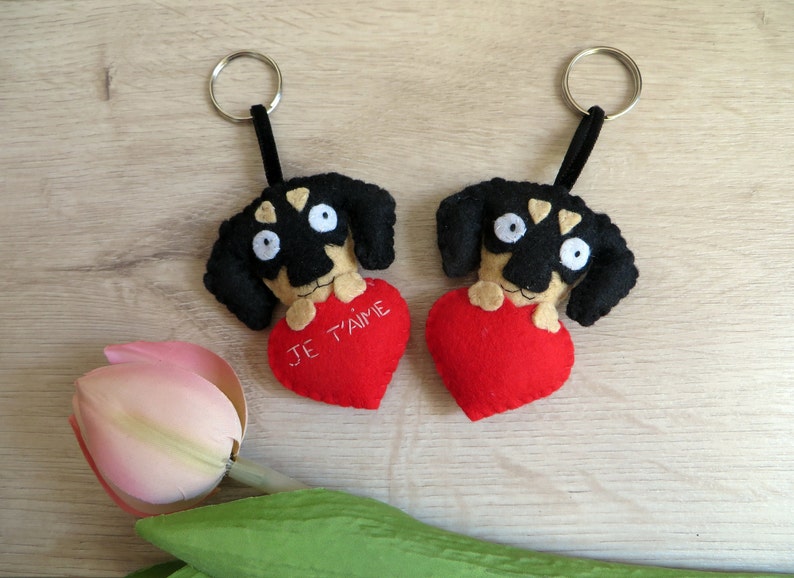 Porte-clef chien teckel, noir et beige, dans un coeur rouge uni ou brodé je t aime, en feutrine, fait main, cadeau de saint valentin