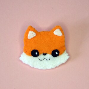 Broche renard kawaii en feutrine, orange et blanc avec de grands yeux noirs, petit cadeau mignon